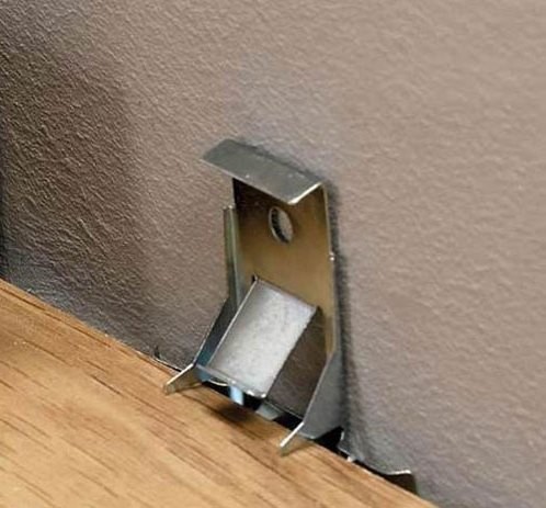 Фото товара крепеж для плинтуса quick-step 8 мм (50шт/уп)  снят!!! QSCLIPSKRME7080  parketcity-ufa.ru Картинка товара крепеж для плинтуса quick-step 8 мм (50шт/уп)  снят!!! QSCLIPSKRME7080  parketcity-ufa.ru